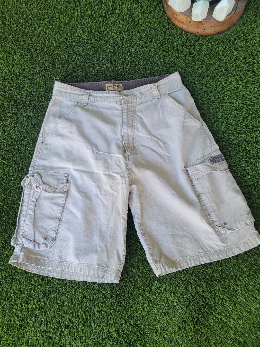 Classic vintage OTB cargo shorts featuring a lightweight 55% ramie / 45% cotton